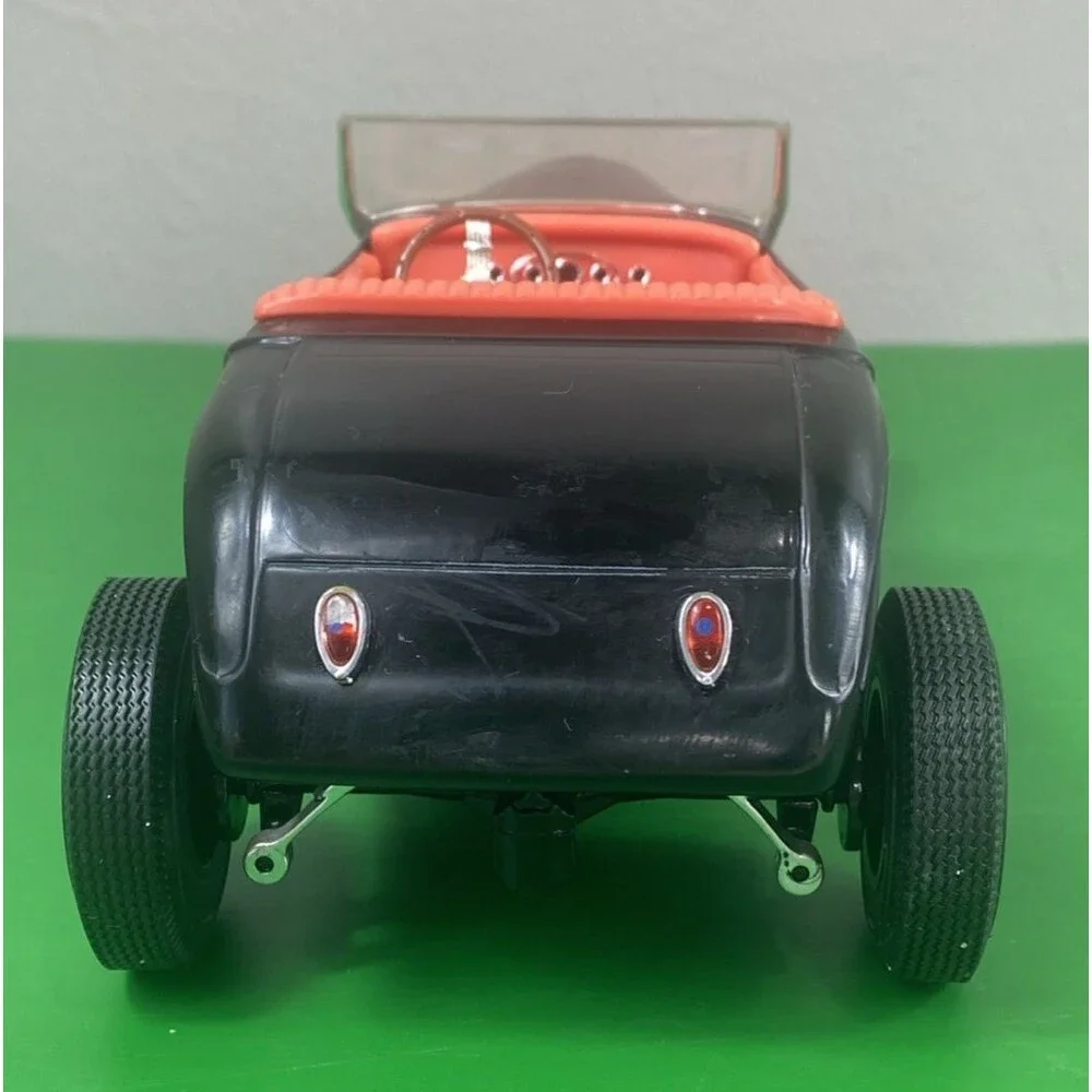 Ford Classic Metal Die Cast  ERTL Ford Motor Company 1:18
